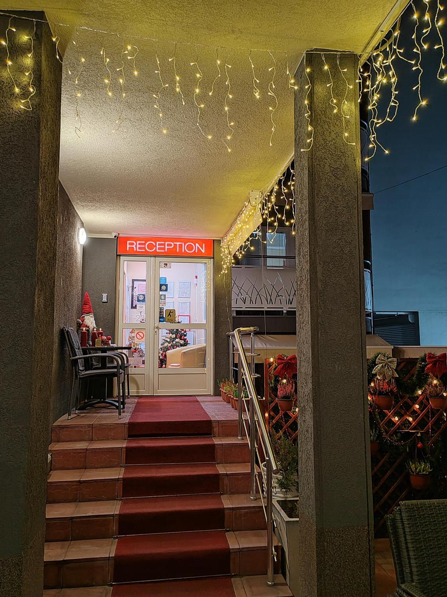 Ni Bed And Breakfast Majesty מראה חיצוני תמונה