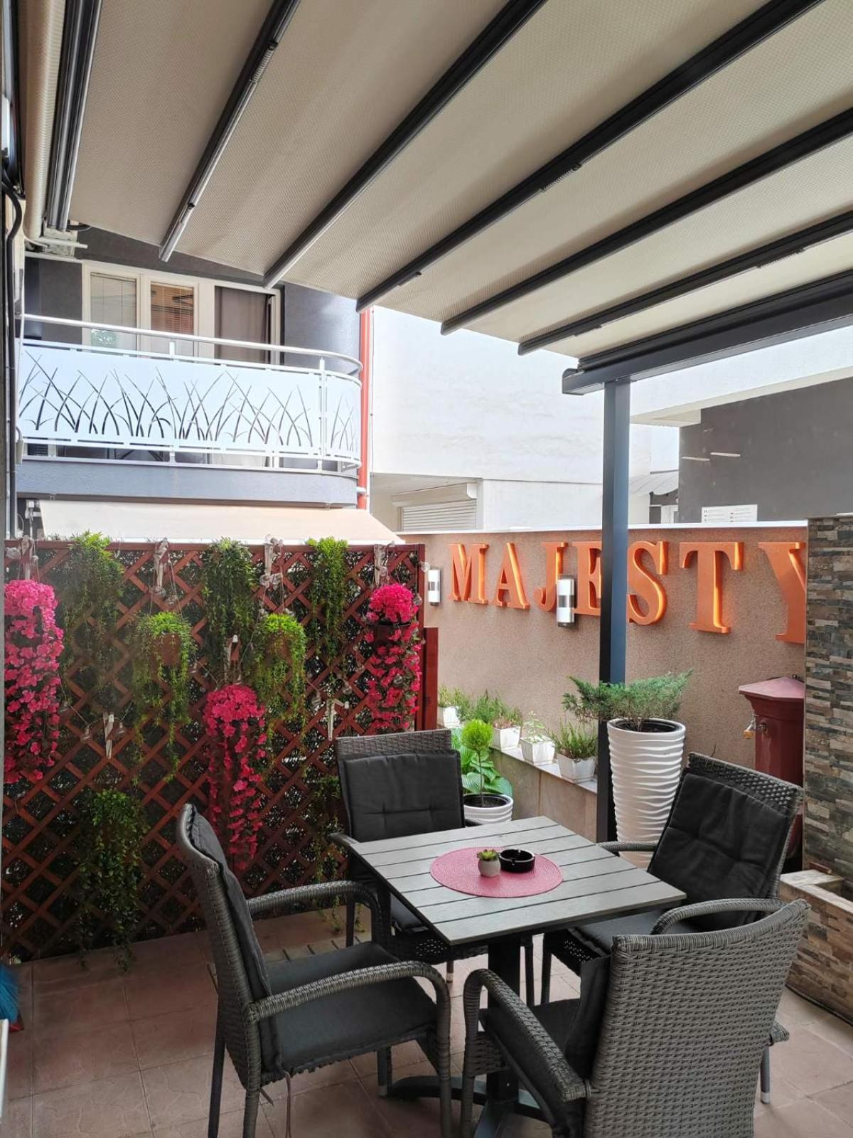 Ni Bed And Breakfast Majesty מראה חיצוני תמונה
