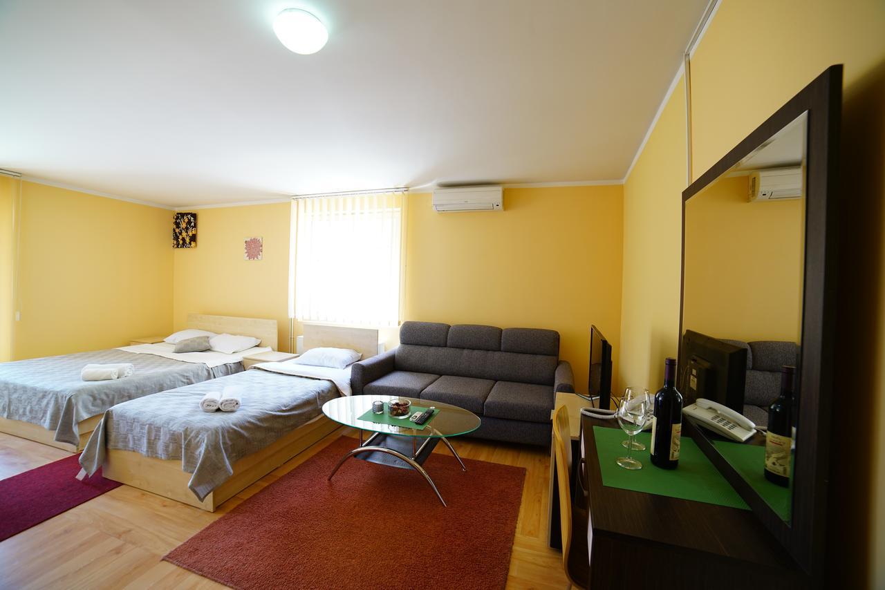 Ni Bed And Breakfast Majesty מראה חיצוני תמונה